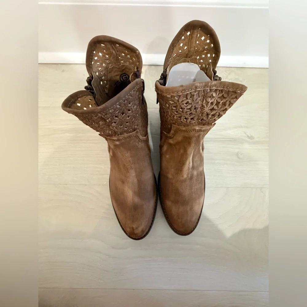 NWOT Circle G by Corral Laser Cut Leather Ankle Boot - Picture 8 of 12